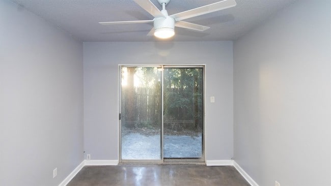 Building Photo - 3025 E 5th St