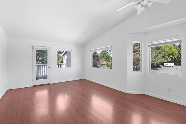 Foto del edificio - 2 Bed 2 Bath Condo - Assigned Parking - NAS Whidbey