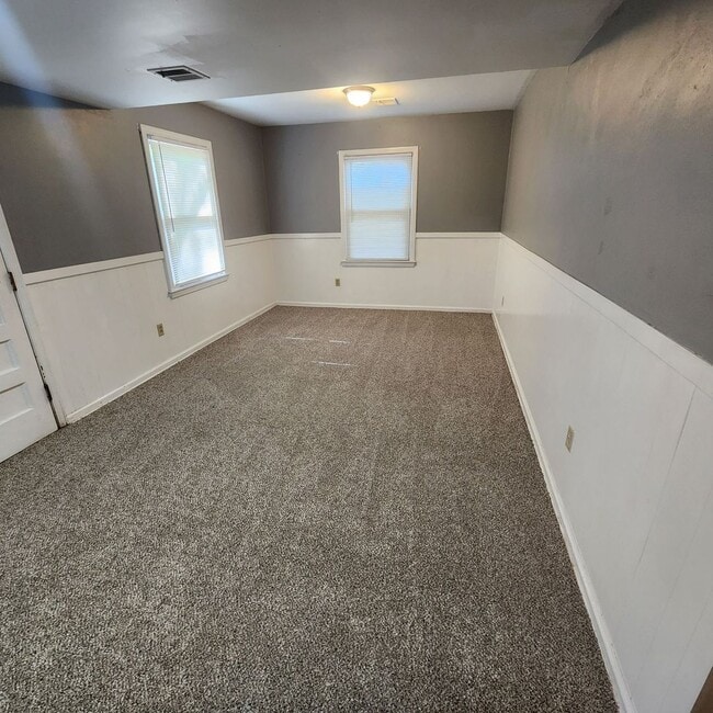 Building Photo - Spacious 3 bedroom, 2.5 bathroom, 2 car ga...