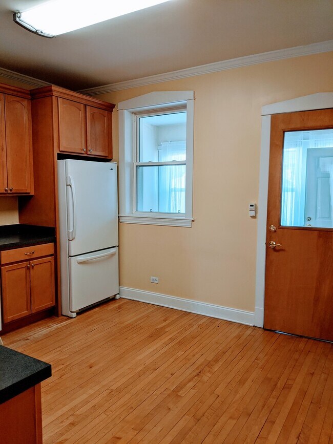 Building Photo - 3541 N Oakley Ave