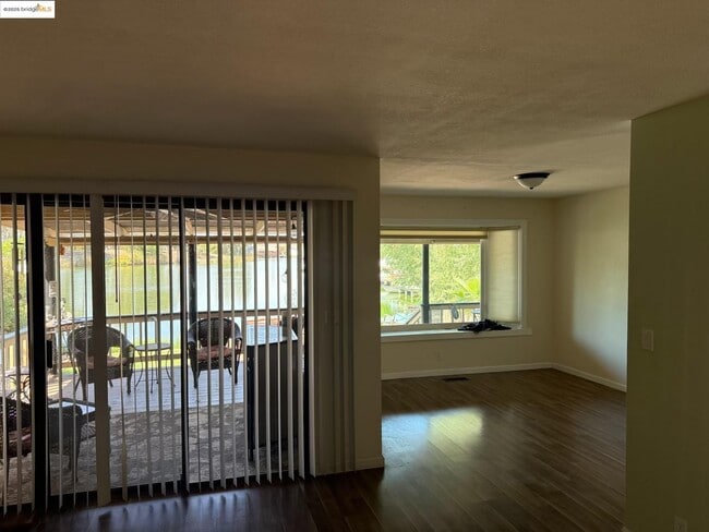 Foto del edificio - 1370 Willow Lake Rd