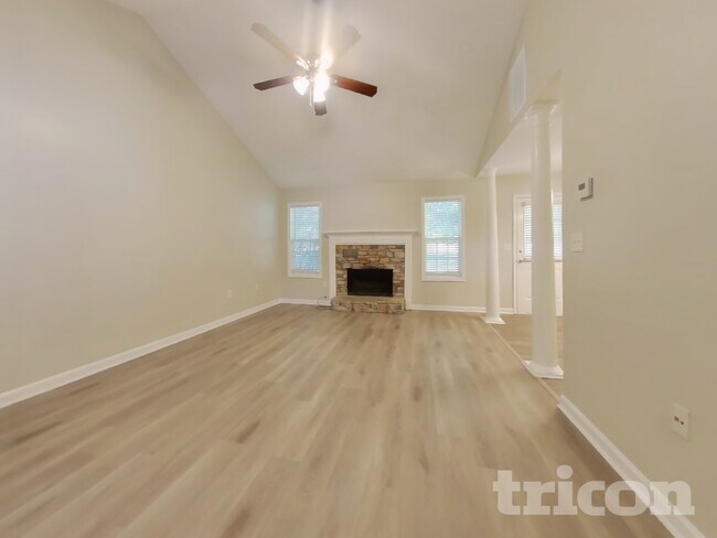 Foto del edificio - 383 Pleasant Forest Dr