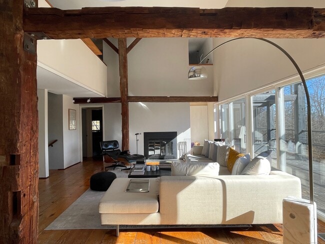 Foto del edificio - 58 Wells Hill Rd