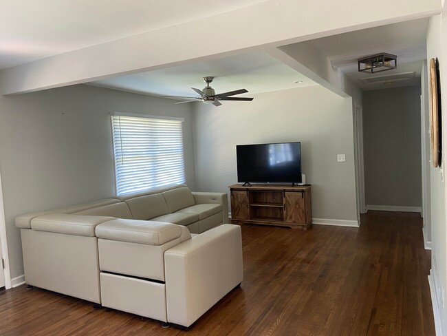 Building Photo - 2789 Meadowview Dr SE