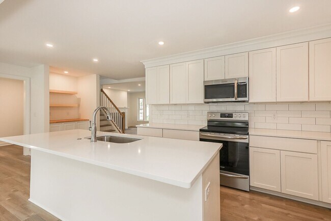 Foto del edificio - Four bedrooms/2.5 Baths Newly Remodeled Bay Village Home!