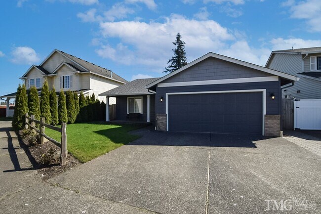 Foto del edificio - 3 Bedroom Ranch w/ Vaulted ceilings and co...