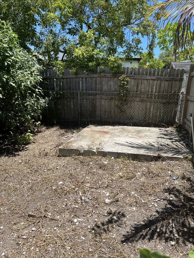 Building Photo - **Move in Special - 50% off first months rent**