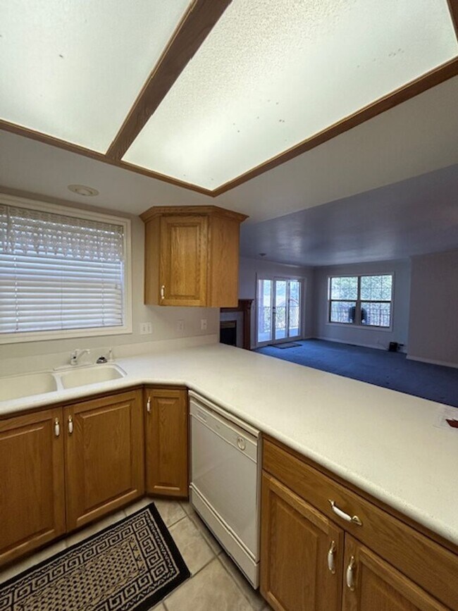 Foto del edificio - 3 Bedroom / 2 Bathroom in Swiss Oaks, Midway!