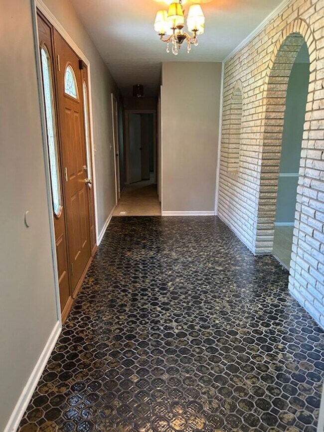 Building Photo - 2500 sq. ft. 4 Bedroom Ranch Home w/Large ...