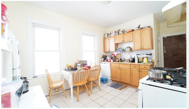 Building Photo - Incredible 4 bed 2 bath in Packard's Corne...