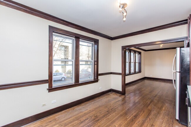 Building Photo - Condo Quality 2Bed/1bath in Bucktown! In-Unit Laundry! Stainless Steel! Quartz Counters!