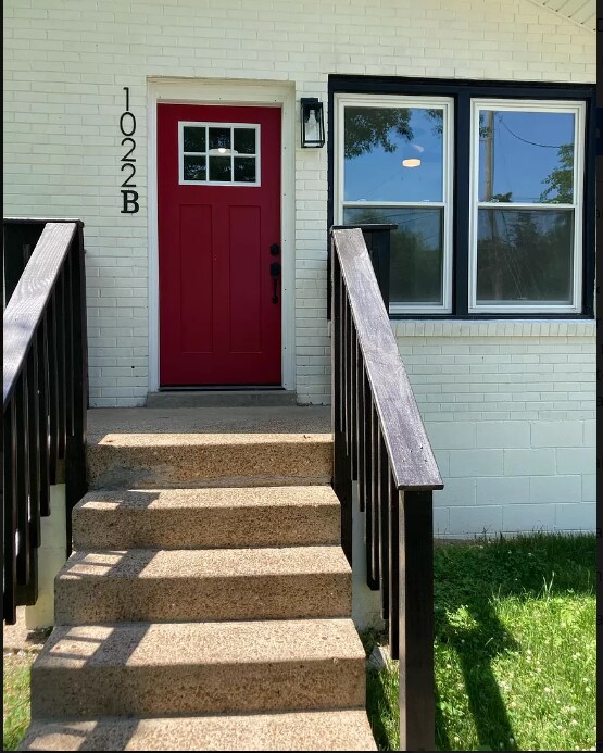 1022 Drummond # B Entry - 1022 Drummond Dr