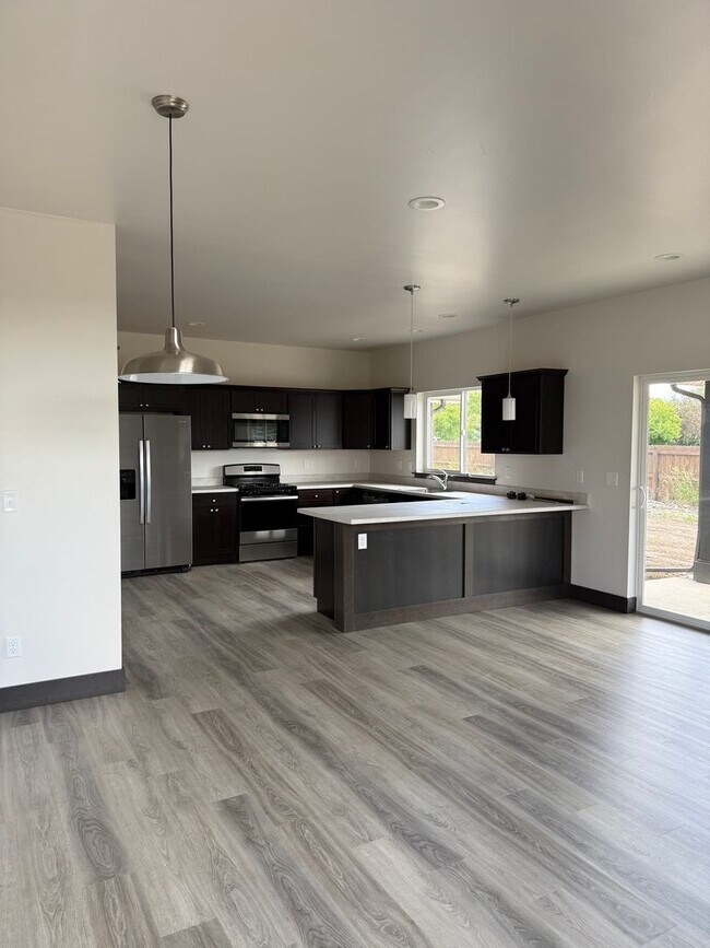Foto del edificio - Brand New 3 Bed 2.5 Bath with double attac...