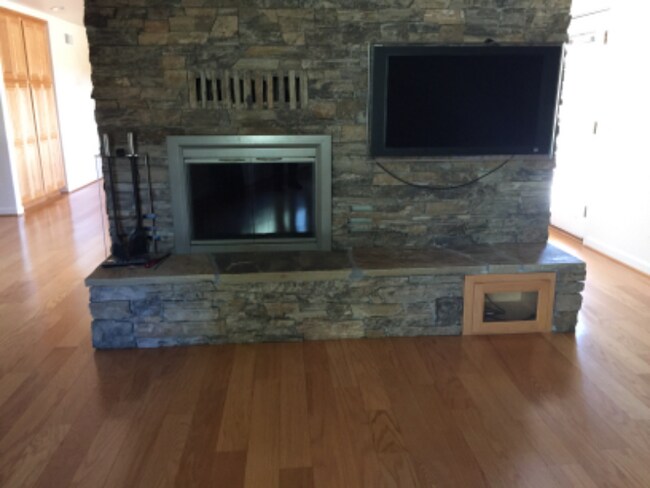 Building Photo - 112 Redstone Dr