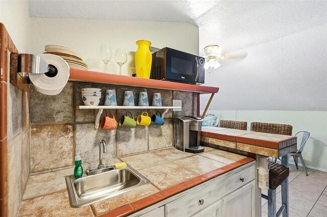 Building Photo - 305 N 6th St