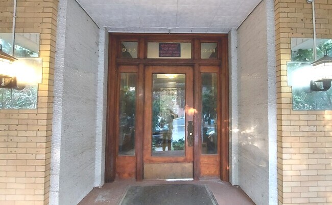 Building Photo - 933 Hinman Ave