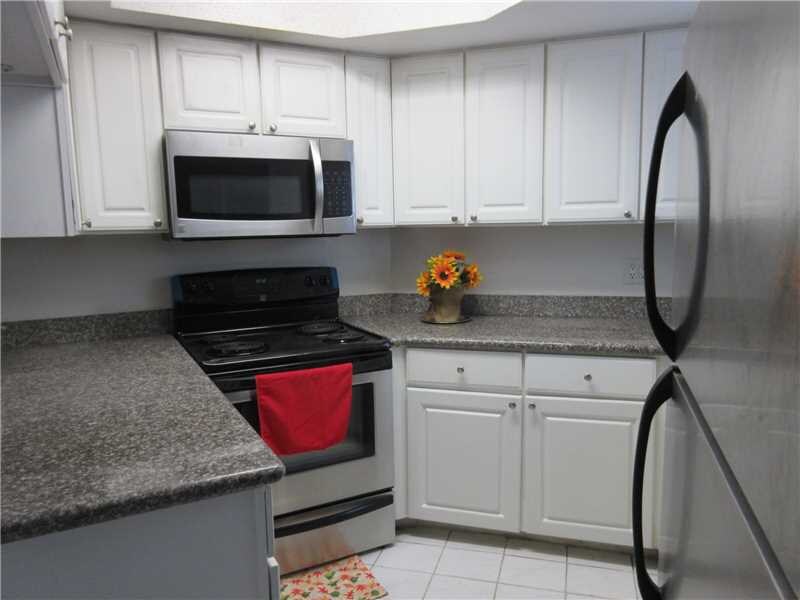 Foto principal - 8235 Lake Dr