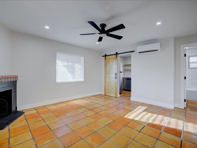 Foto del edificio - Cozy 2-Bedroom Home with Community Pool & Covered Parking