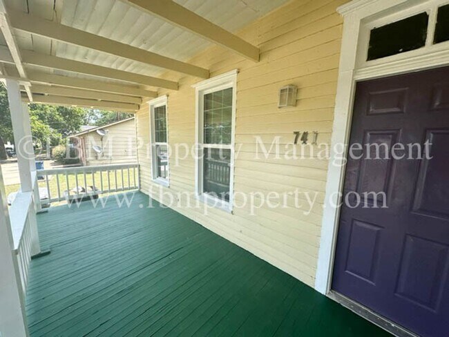 Building Photo - 741 W Park Ave