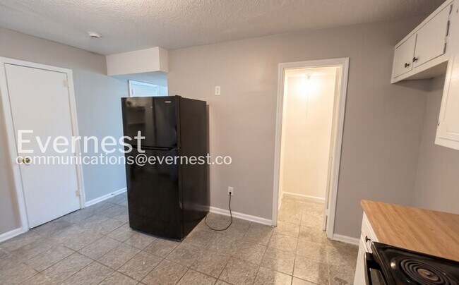 Foto del edificio - Modern Town Home with Off-Street Parking and Spacious Deck | Pet friendly | Available Now!
