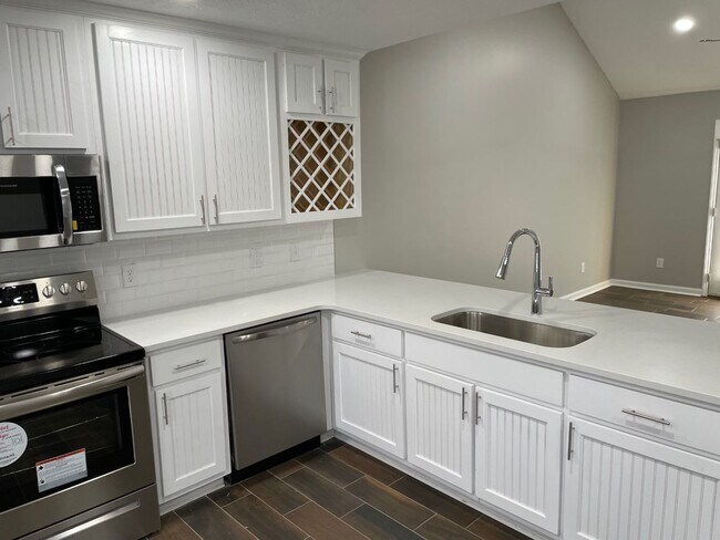 Foto del edificio - Newly Remodeled Duplex Available this Fall!