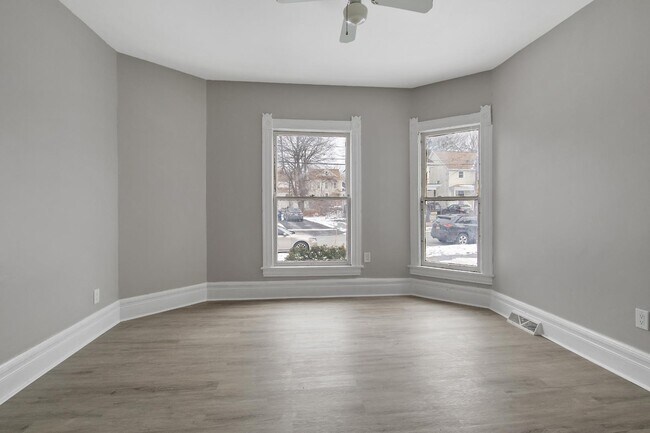 Foto del edificio - 304 Baker Ave