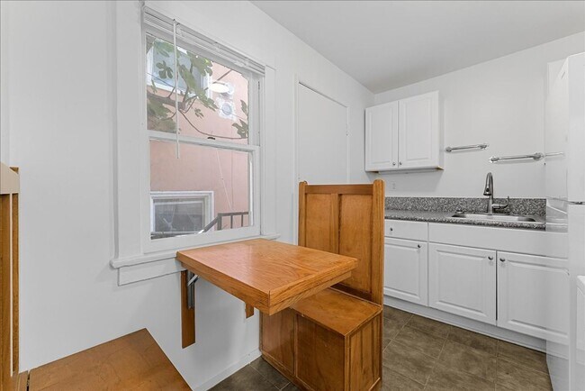 Foto del edificio - 378 1/2 Columbia Ave
