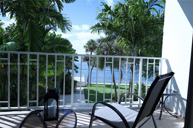 Building Photo - 500 Bayview Dr