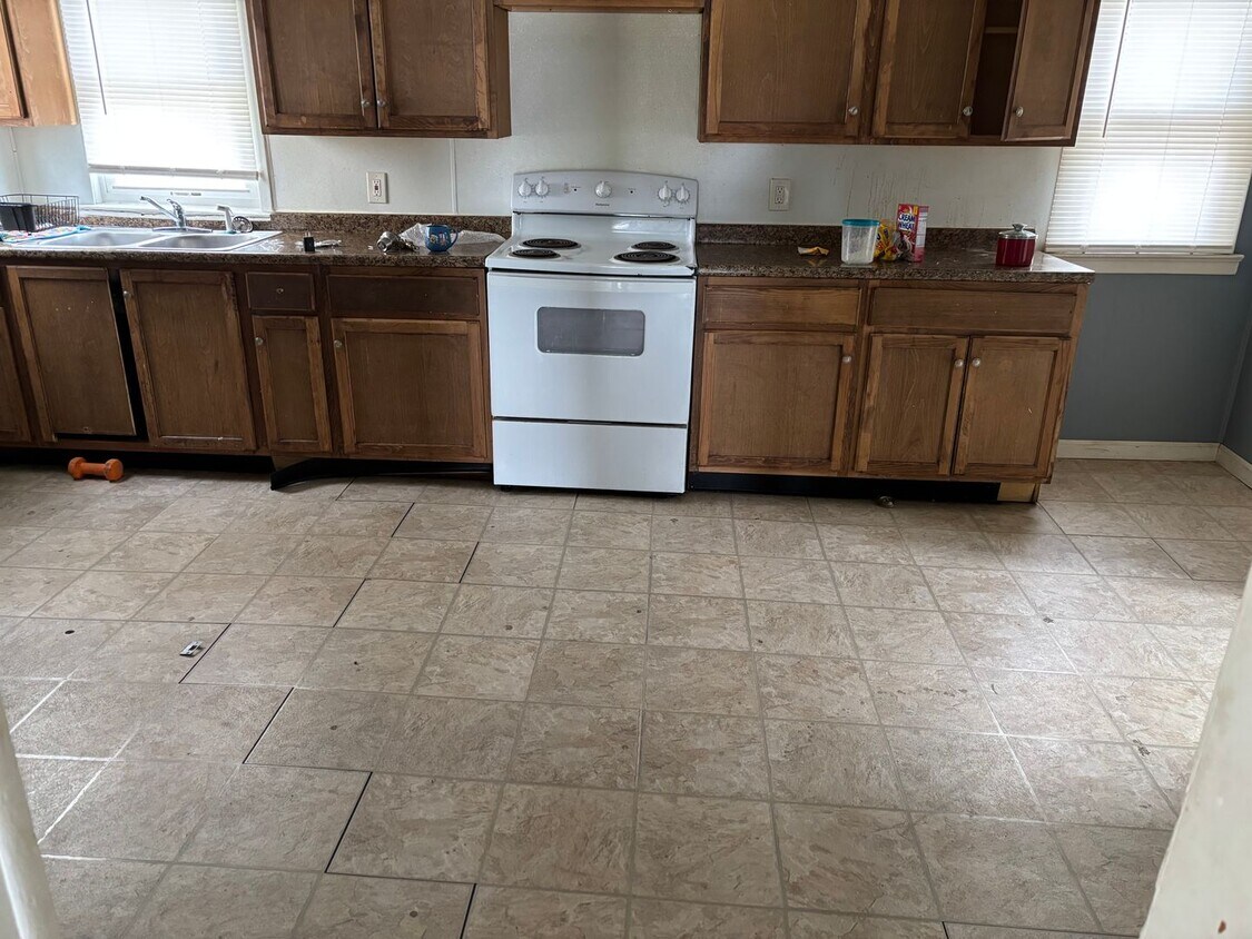 Building Photo - Section 8 Accepted! 4 BR