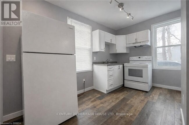 Building Photo - 33 Dumfries St