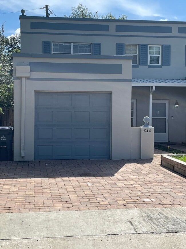 AVAILALBE OCTOBER! Two story Townhouse loc... - AVAILALBE OCTOBER! Two story Townhouse loc...