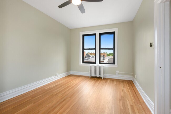 Foto del edificio - 56 Glenwood Ave