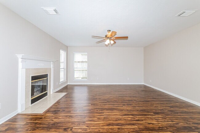 Building Photo - 10410 Enchanted