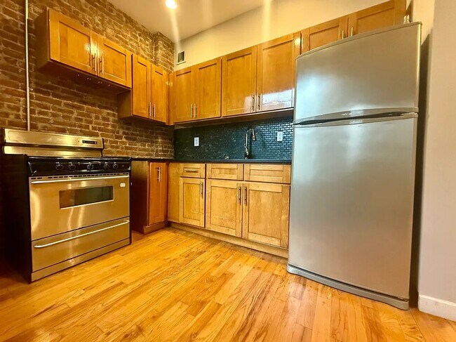 Foto del edificio - 103 E 102nd St