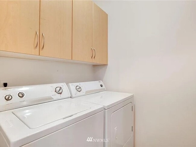 Building Photo - Sammamish 2 Bed 2 Bath