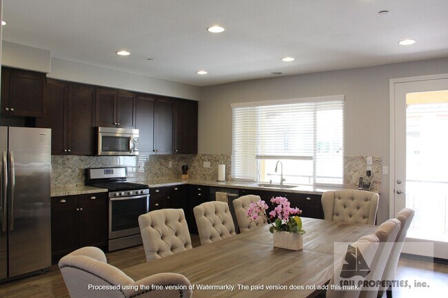 Foto del edificio - Beautiful Upgraded 3 Bd 3.5 Bth w/Large Bo...