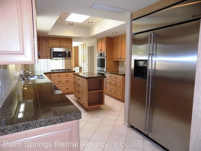 Building Photo - 4 br, 3 bath House - 1540 E. Sierra Way