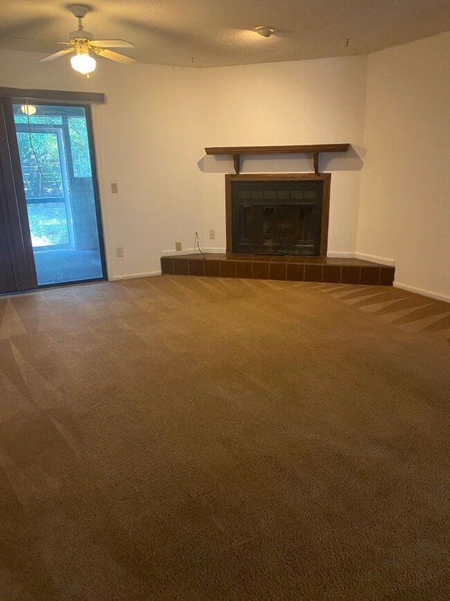 Building Photo - Cozy 2-Bedroom Townhome: Affordable Comfor...