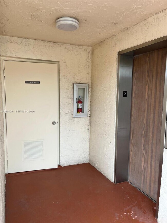 Foto del edificio - 361 S Hollybrook Dr