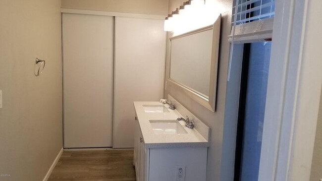 Building Photo - Glendale Condo with Pool!