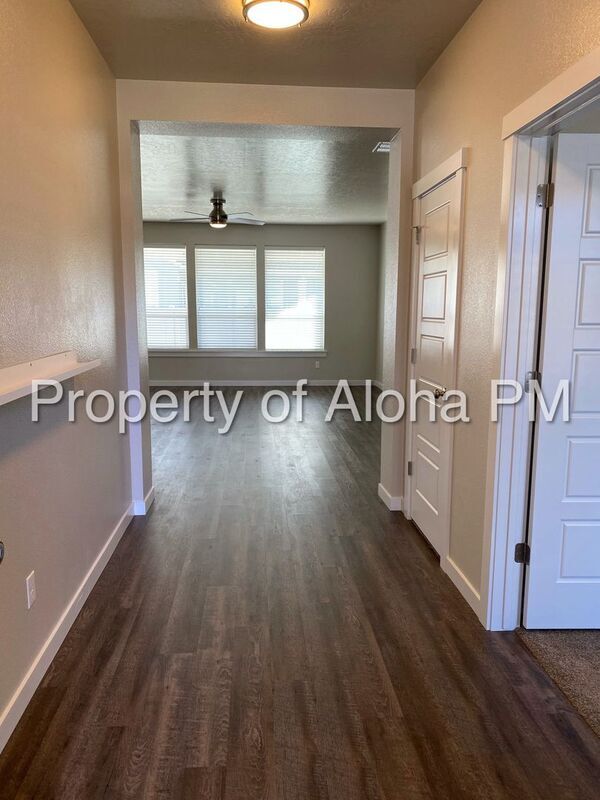 Building Photo - 6142 N Silver Spruce Ave