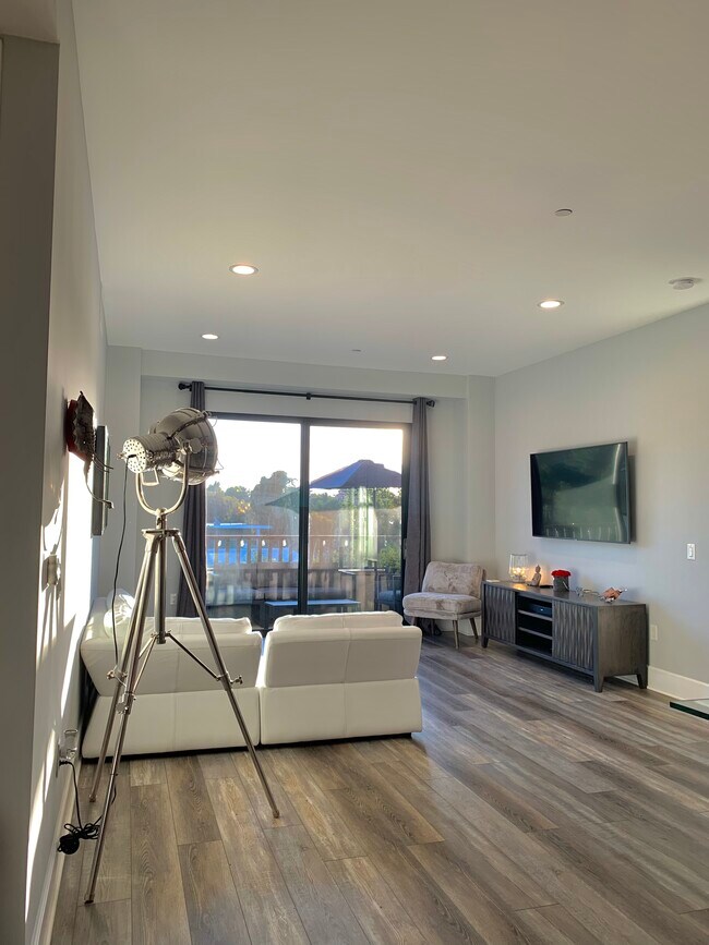 Building Photo - 5015 Balboa Blvd