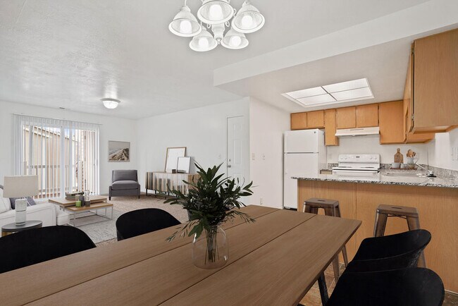 Amplios comedores y salas de estar. - Elk Run Apartments