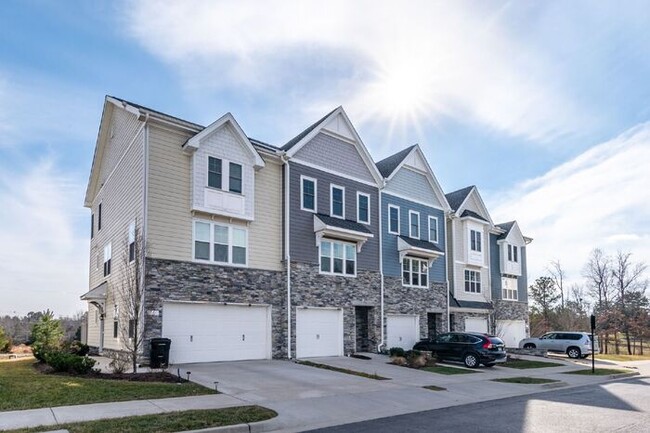 Building Photo - Modern Craftsman Townhome in Bedford Falls...