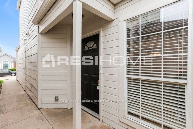 Building Photo - 907 Fairbanks Circle