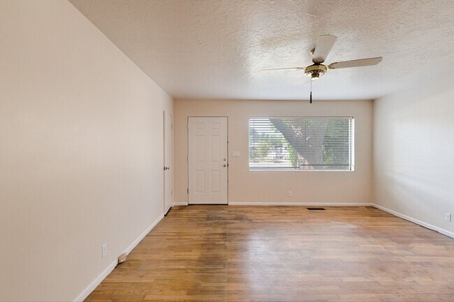 Building Photo - Boise, Duplex, 2Bd/1Bth/CP, 1015Sqft, Dishwasher, Washer and Dryer Hook up, Fenced