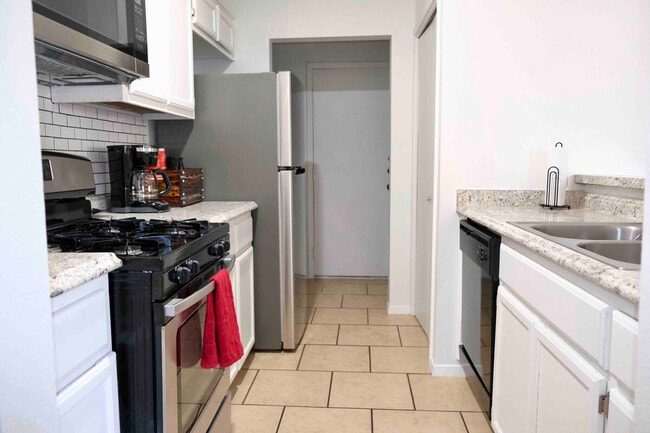 Building Photo - 1708-1710-1710 Horseshoe Cir