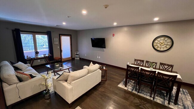 Foto del edificio - 8 White Hall Rd