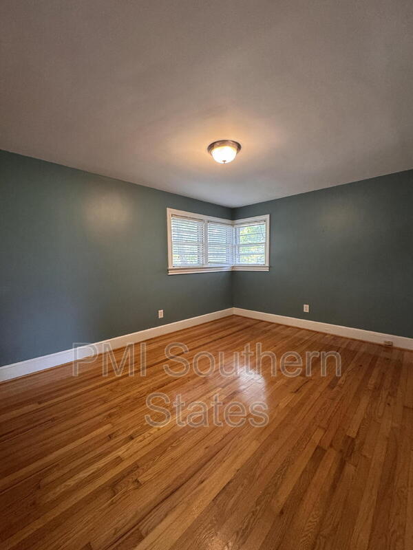 Foto del edificio - 330 Grove Rd