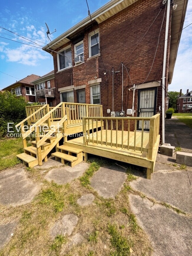 Building Photo - 2302 Hazelwood St